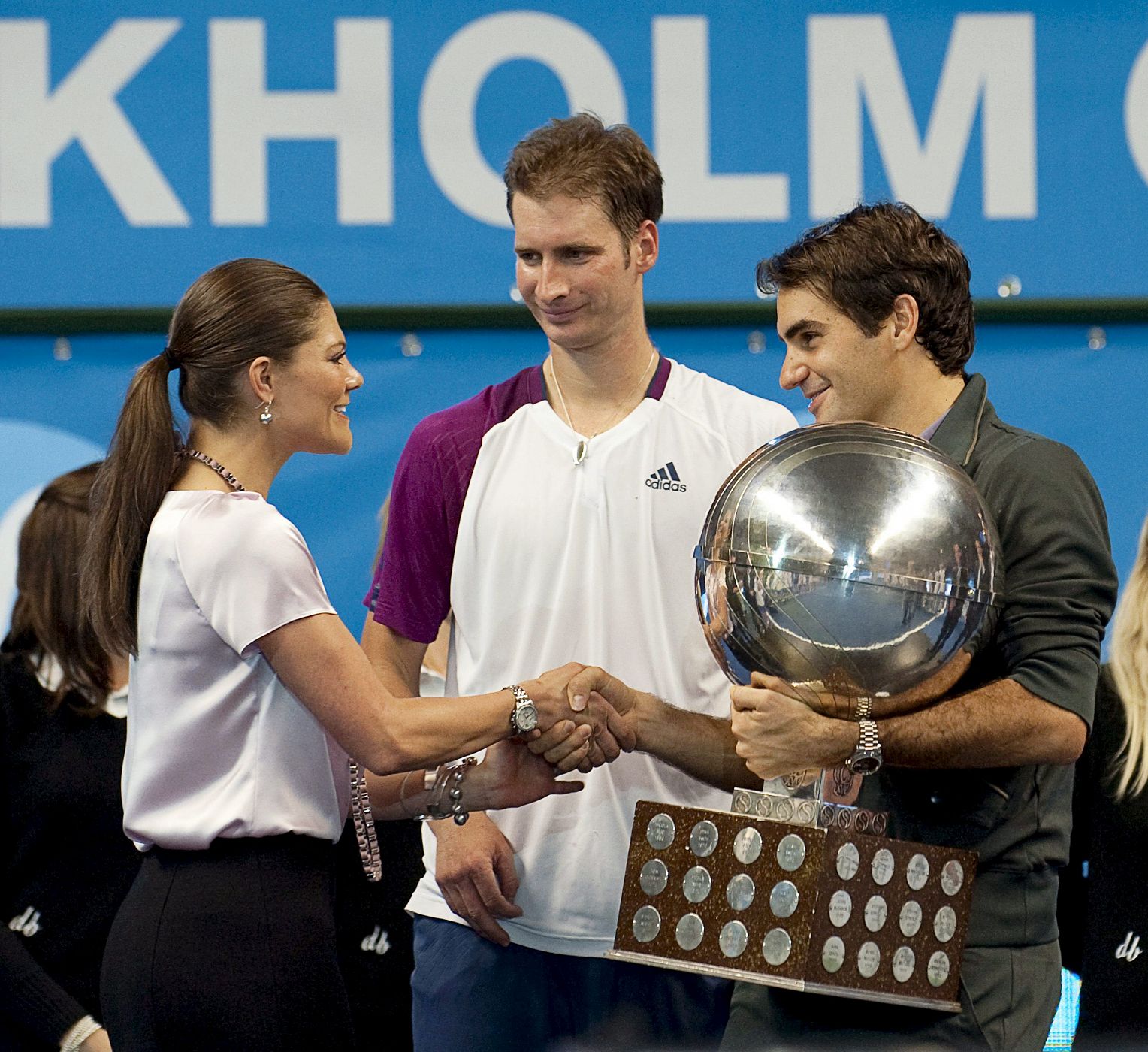 El tenista suizo Roger Federer (d) es felicitado por la princesa Victoria de Suecia