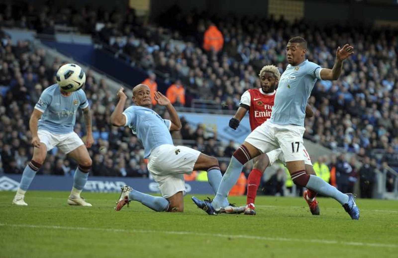 El jugador del Arsenal Song supera a Boateng y Kompany para marcar