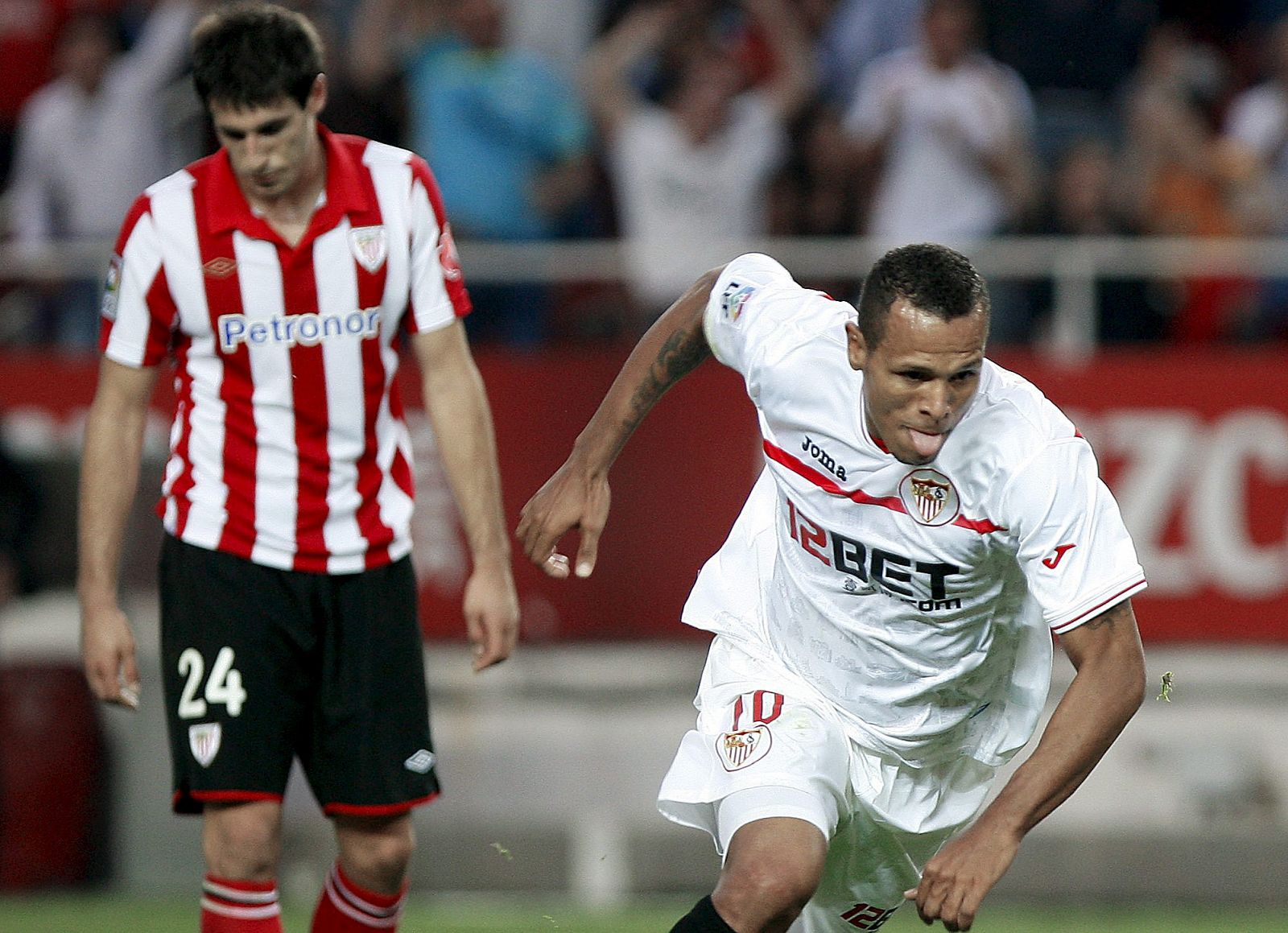 El delantero brasileño del Sevilla Luis Fabiano (d) celebra un gol