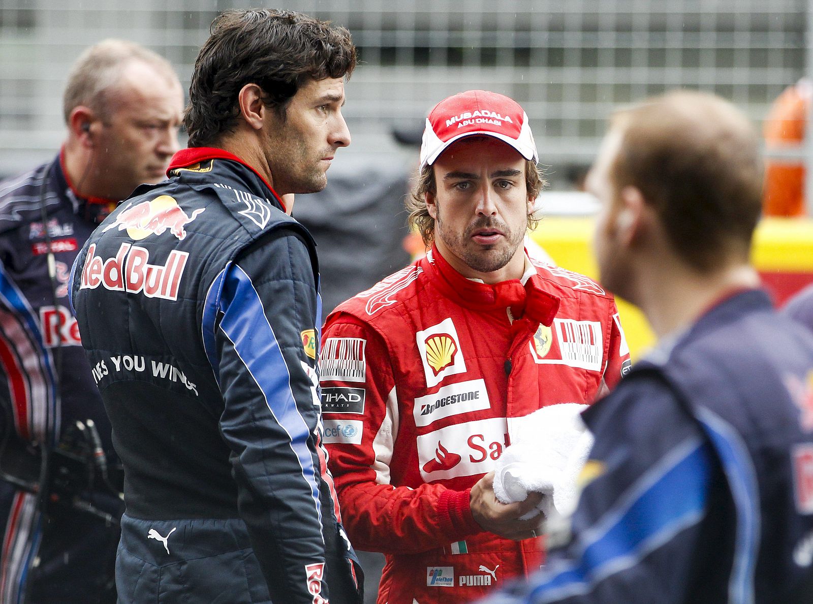 Alonso conversa con Webber en Corea. El español ha arrebatado el liderato al australiano