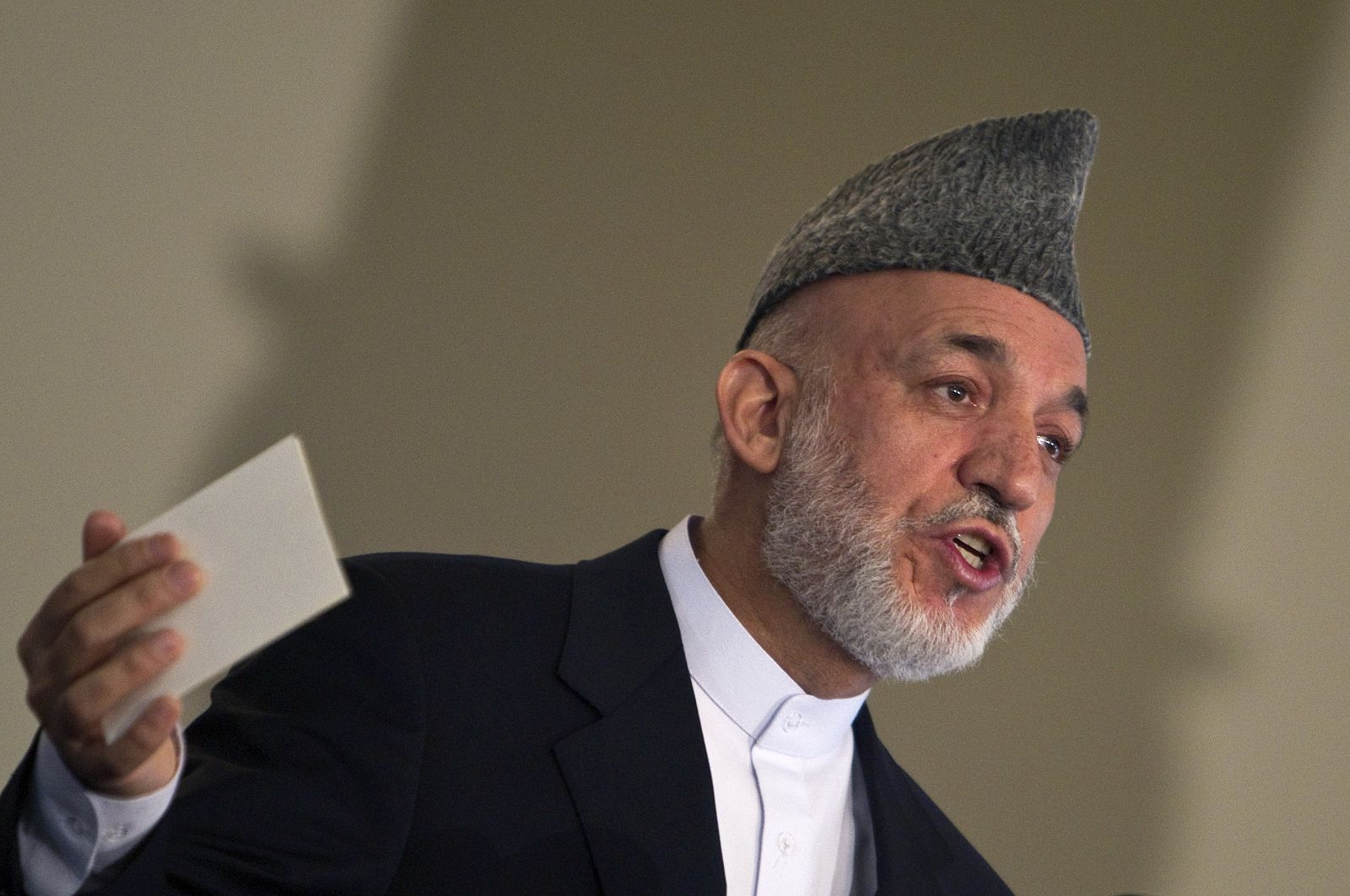 Karzai, durante una rueda de prensa en el palacio presidencial de Kabul.