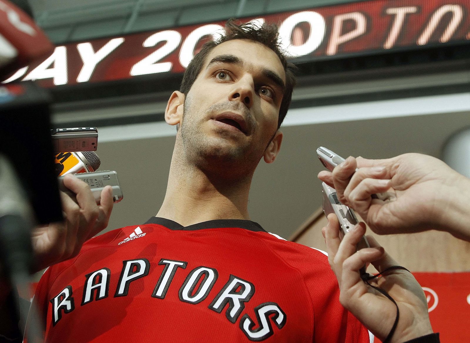 José Manuel Calderón, de Toronto Raptors, atiende a los medios de comunicación.