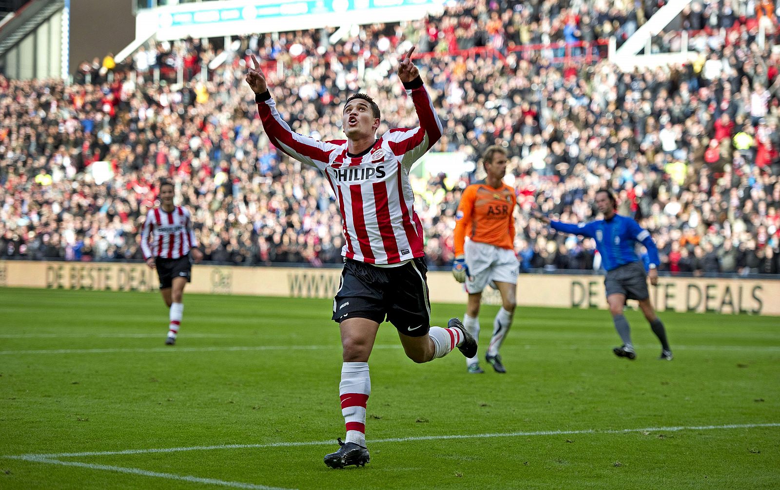 El futbolista del PSV Eindhoven Jonathan Reijs celebra tras marcarle un gol al Feyenoord