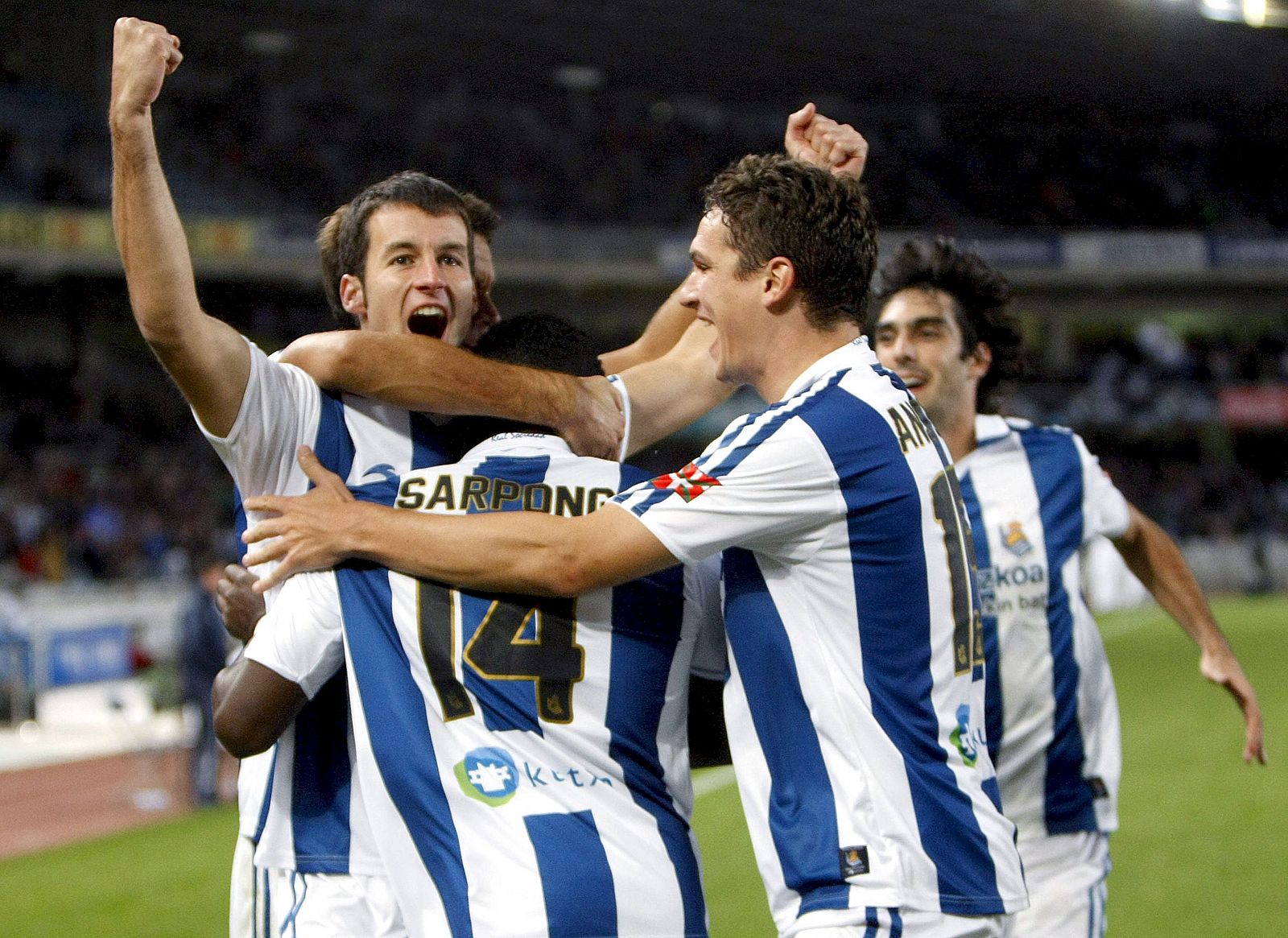 Los jugadores de la Real Sociedad celebran el tercer tanto del equipo blanquiazul.