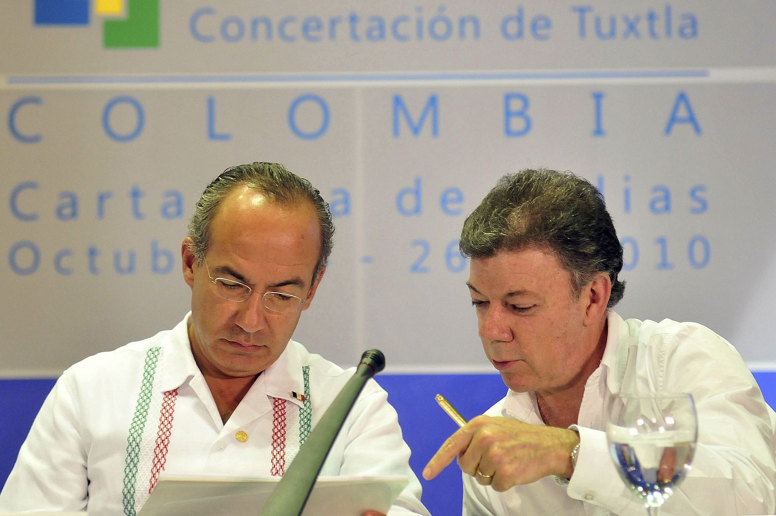Felipe Calderón y Juan Manuel Santos al término de la cumbre en Cartagena de Indias.