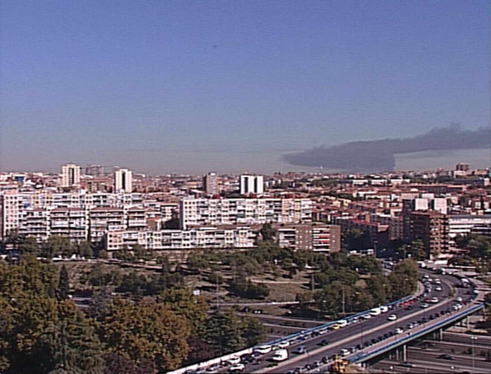 Nube de humo ocasionada por un incendio en una nave industrial de Alcalá de Henares