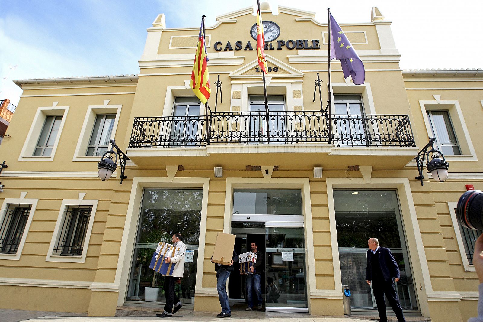 La Policía se ha llevado varias cajas con información urbanística del Ayuntamiento Pobla de Farnals (Valencia)