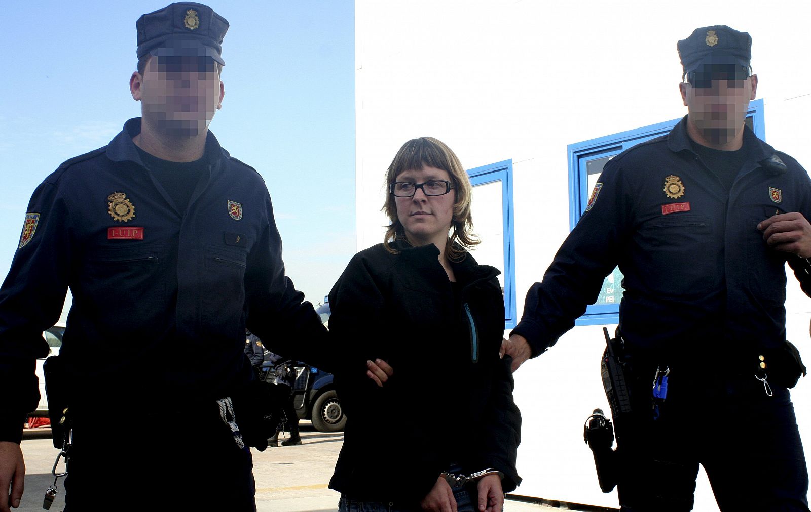 La supuesta etarra Iratxe Yáñez a su llegada a la frontera de Badajoz con Portugal donde ha sido entregada por la policía portuguesa a las autoridades españolas