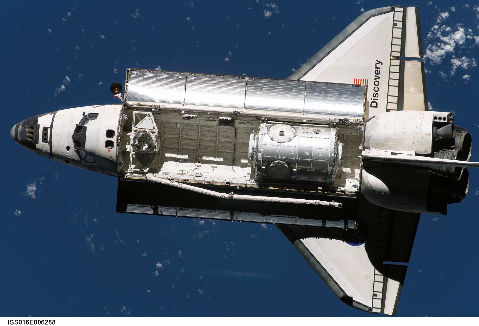 El Discovery en su elemento, poco antes de la llegada a la Estación Espacial Internacional en la misión STS-120