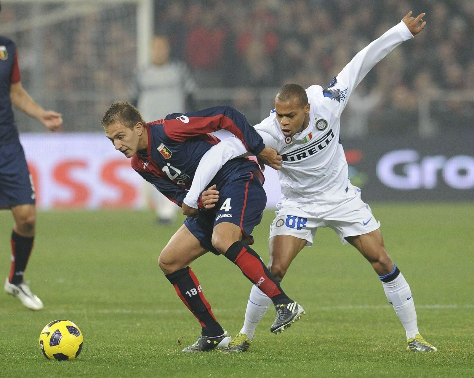 Criscito (izda), pelea por el control del balón con el jugador francés del Inter de Milán, Jonathan Biabiany