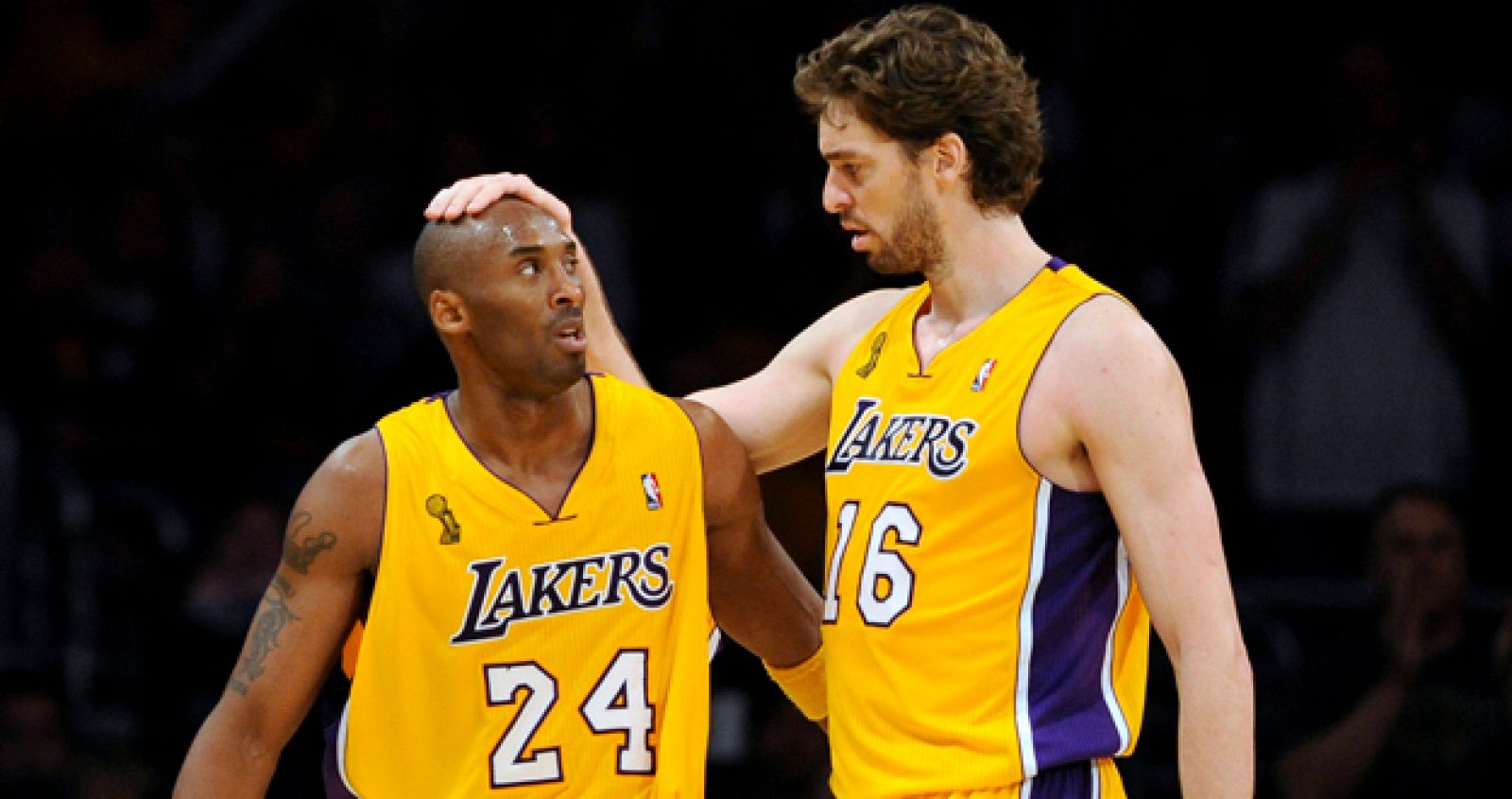 El jugador español de Los Ángeles Lakers, Pau Gasol, y su compañero estadounidense Kobe Bryant, durante un momento del partido.