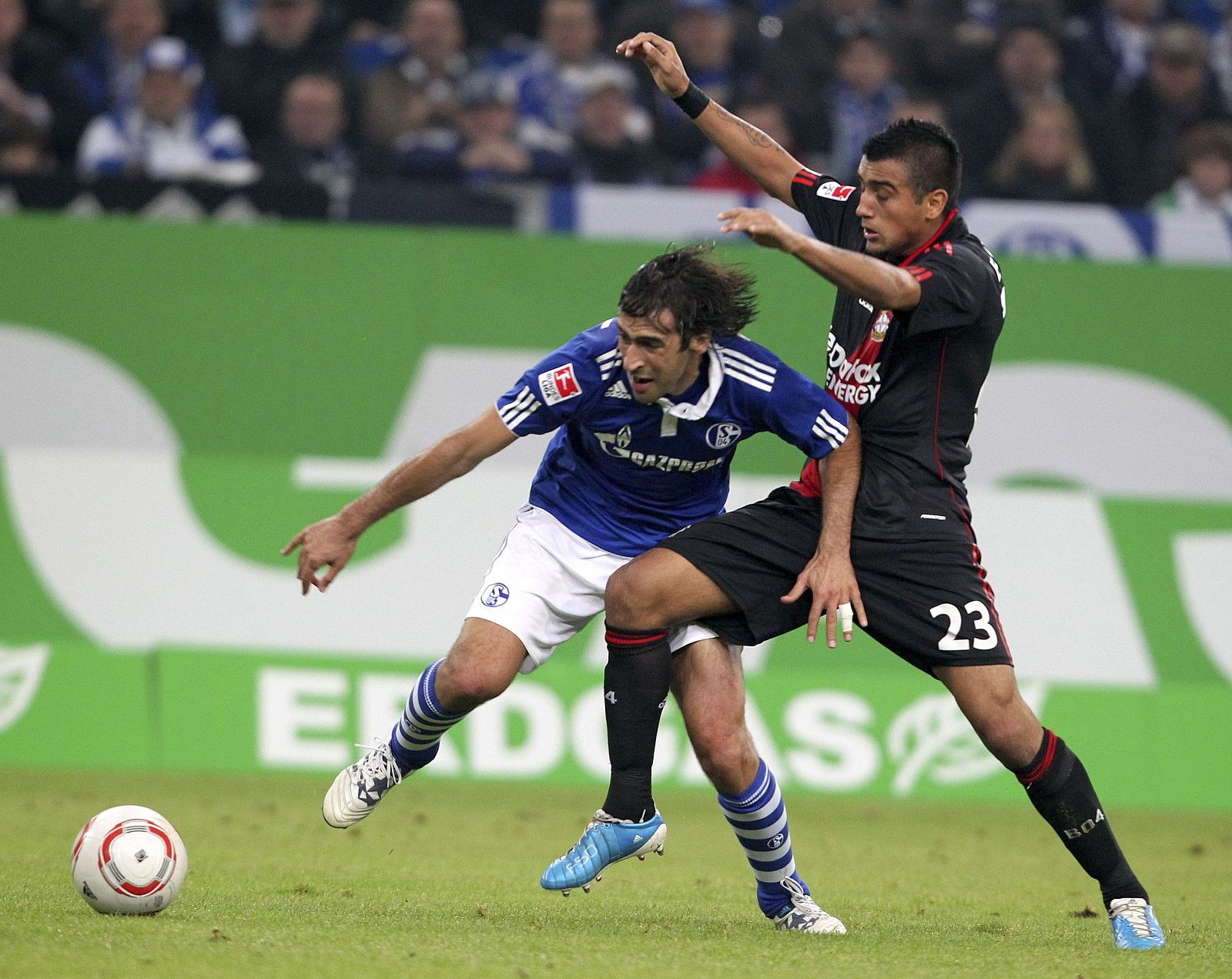 Raúl Gonzalez (i), lucha por el balón con Arturo Vidal (d) del Bayer Leverkusen