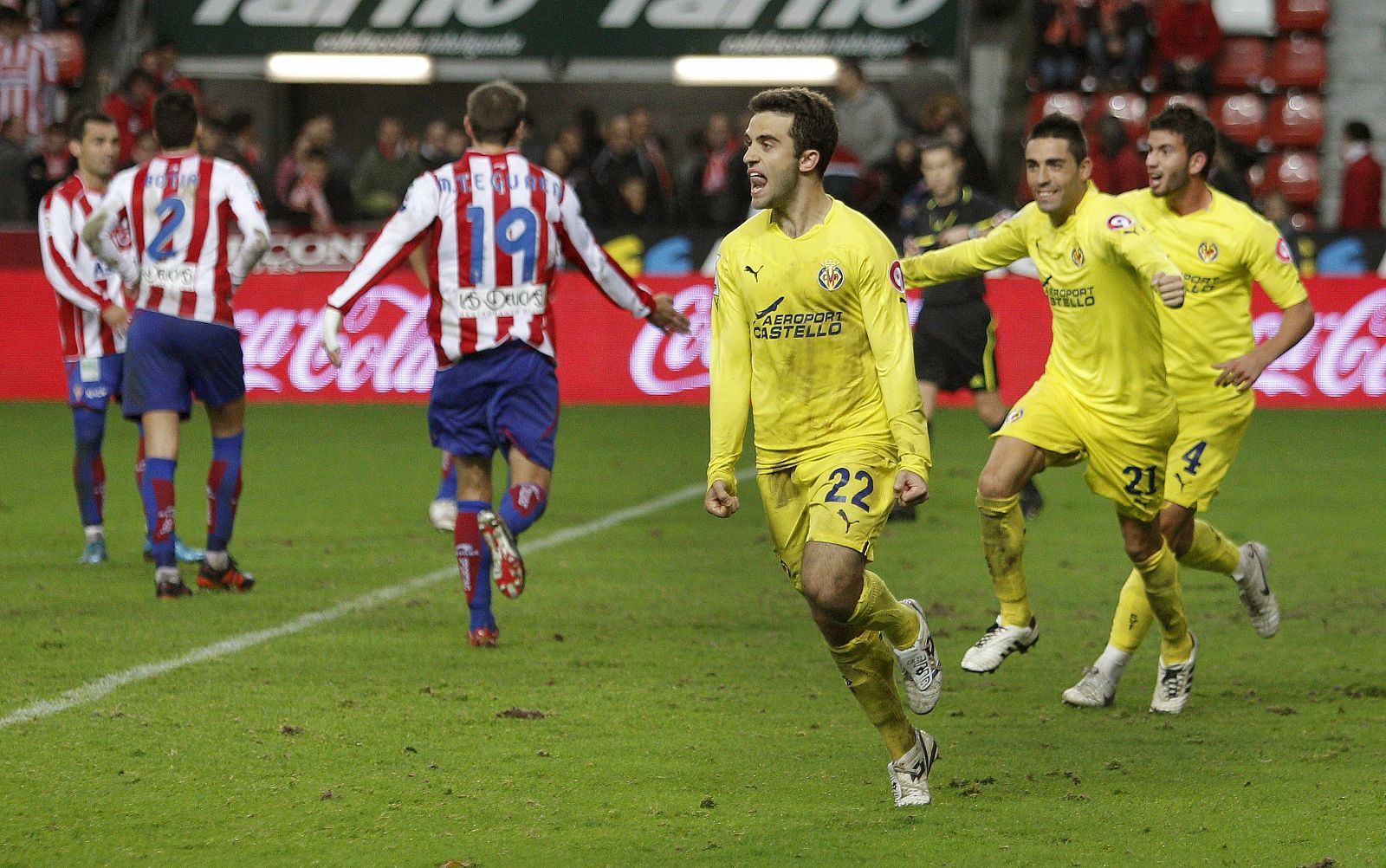 El delantero italiano del Villarreal Giuseppe Rossi (c) celebra el gol que ha marcado ante el Sporting