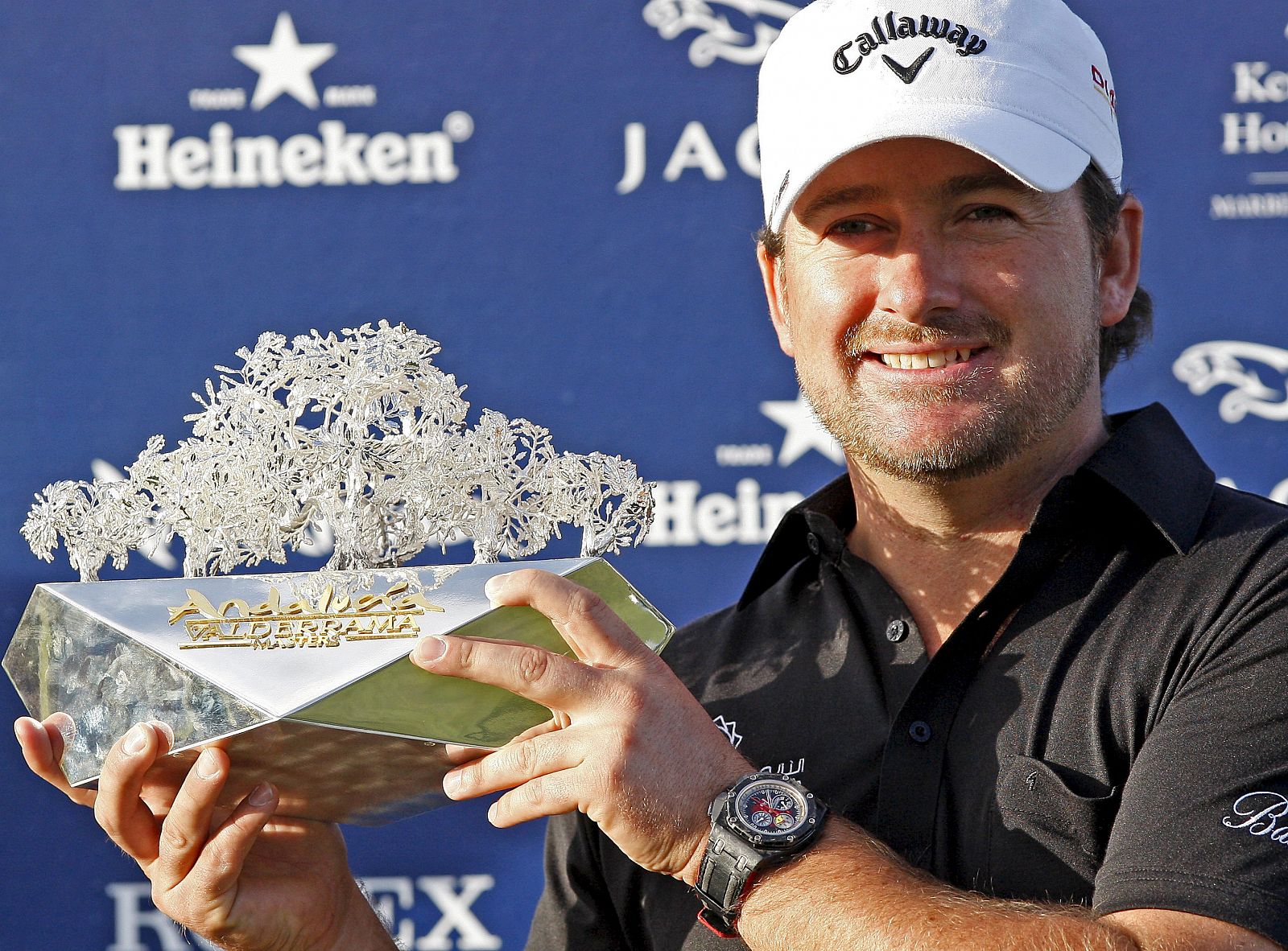 El norirlandés Graeme McDowell sostiene el trofeo que le acredita como vencedor del Andalucía Valderrama Masters