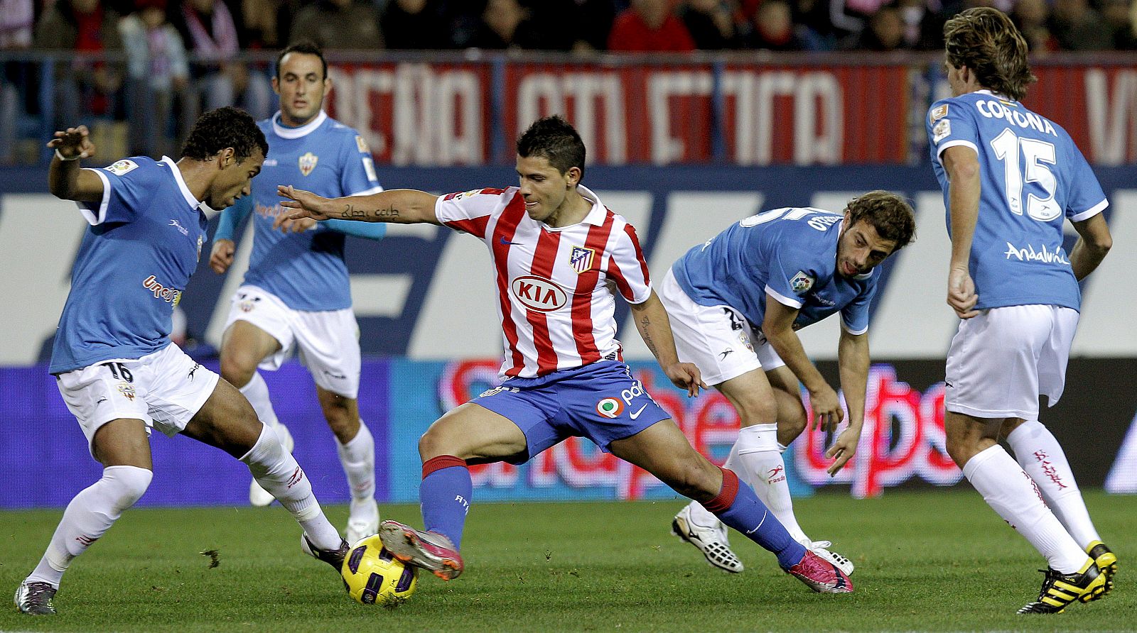 Agüero marcó el gol rojiblanco y tuvo mucho trabajo entre los defensores almerienses.