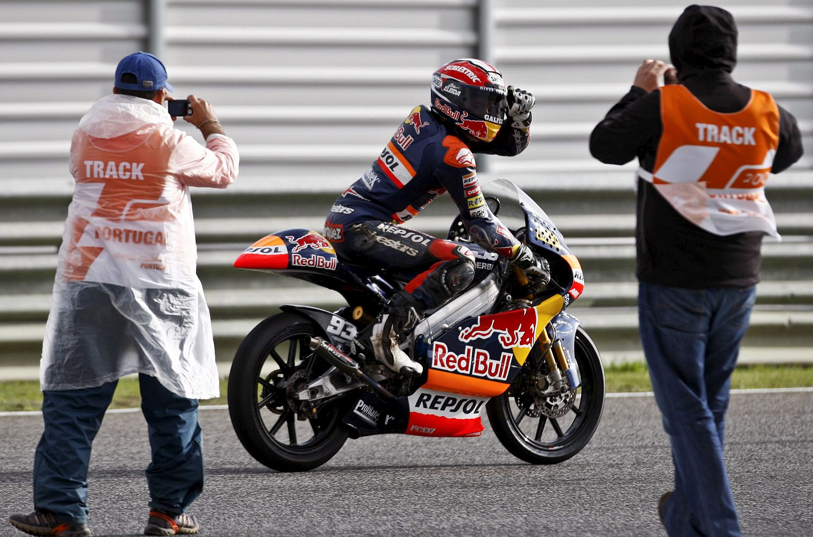 El piloto español de 125 cc, Marc Márquez, ganó en Estoril y acaricia el título.