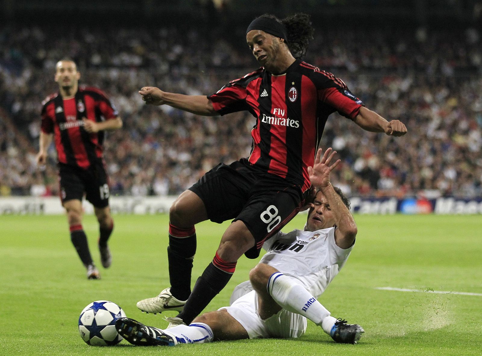 Ronaldinho trata de superar a Carvalho en el pasado partido de Champions