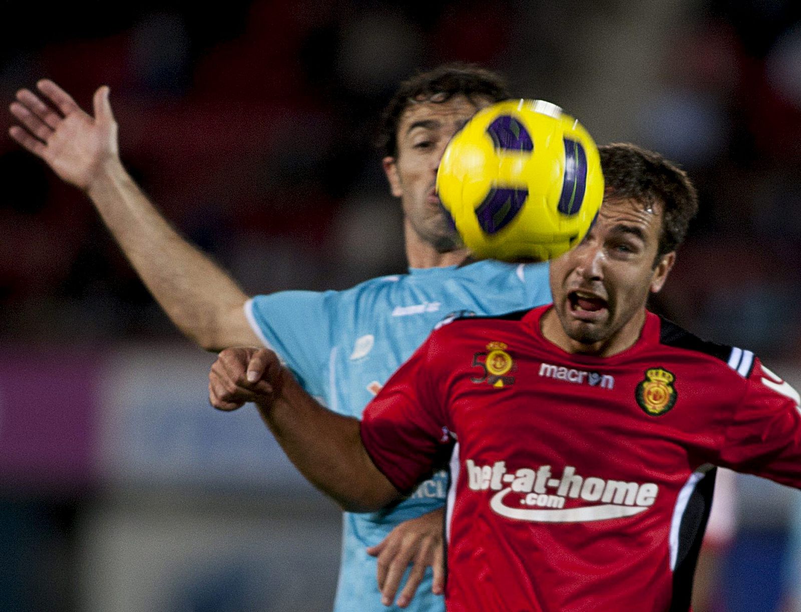 El defensa del RCD Mallorca Ayoze Díaz (d) pelea un balón con el defensa del Levante UD Javi Venta