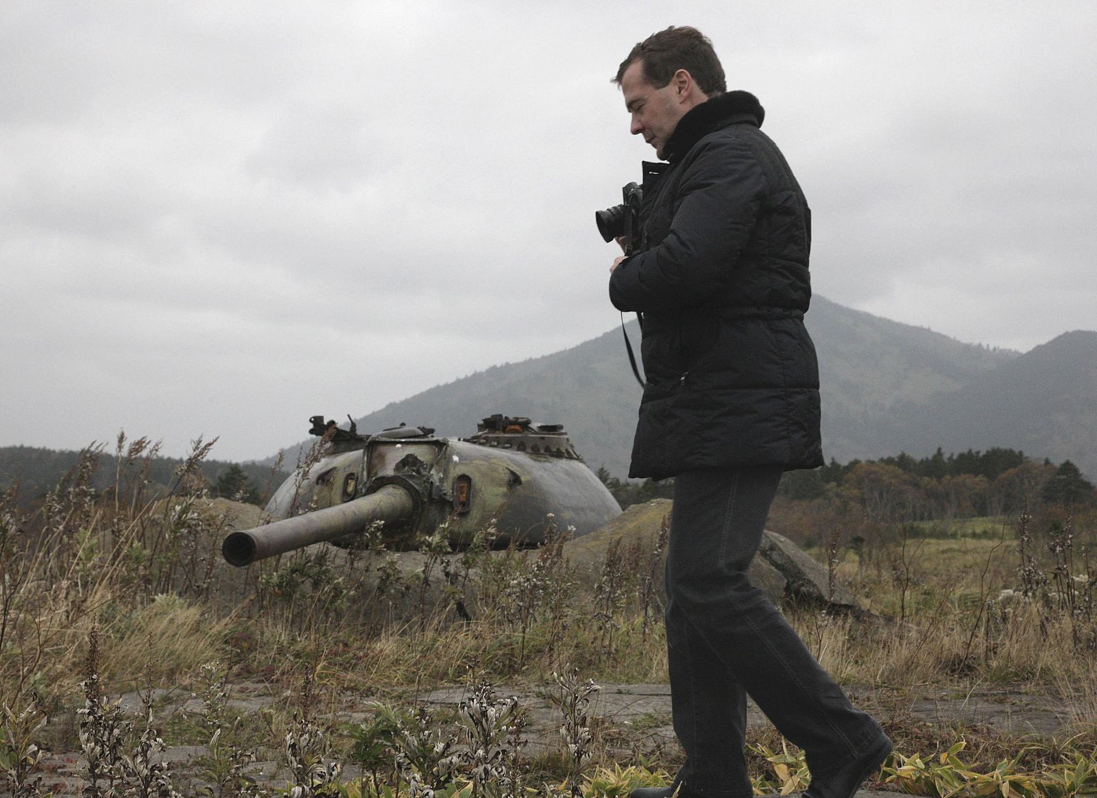 Medvedev toma fotos en su polémica visita a la isla Kunashiri, en el archipiélago de las Kuriles.