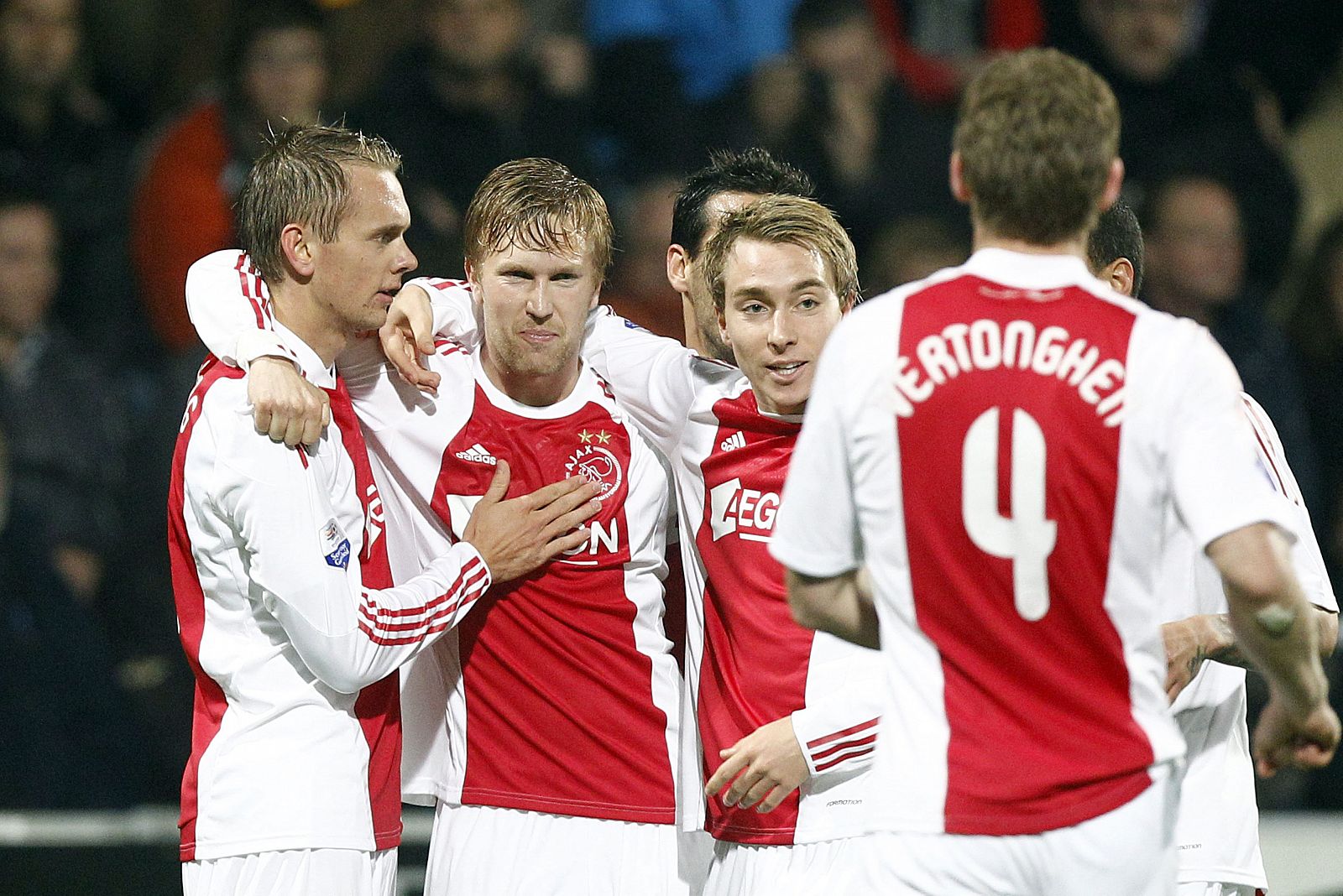 Los jugadores del Ajax Amsterdam celebran tras anotar un gol.