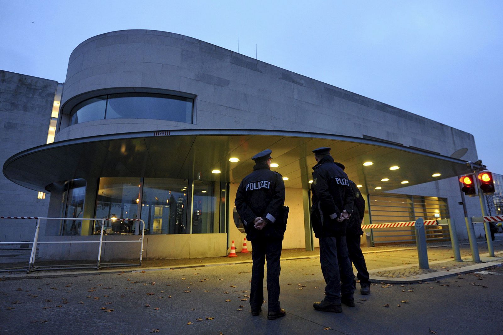 Unos policías vigilan la entrada a la Cancillería en Berlín