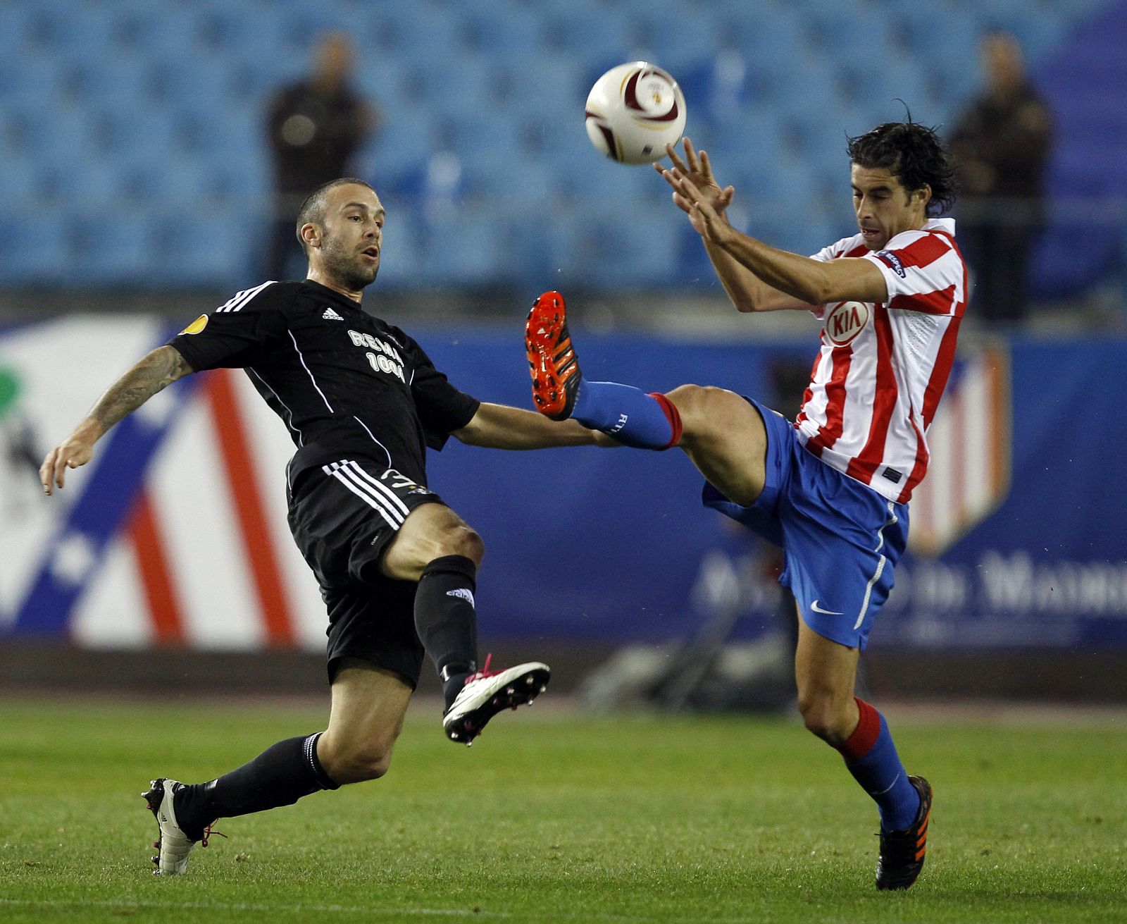 El colchonero Tiago pelea un balón con el noruego Moldskred durante el partido del Calderón.