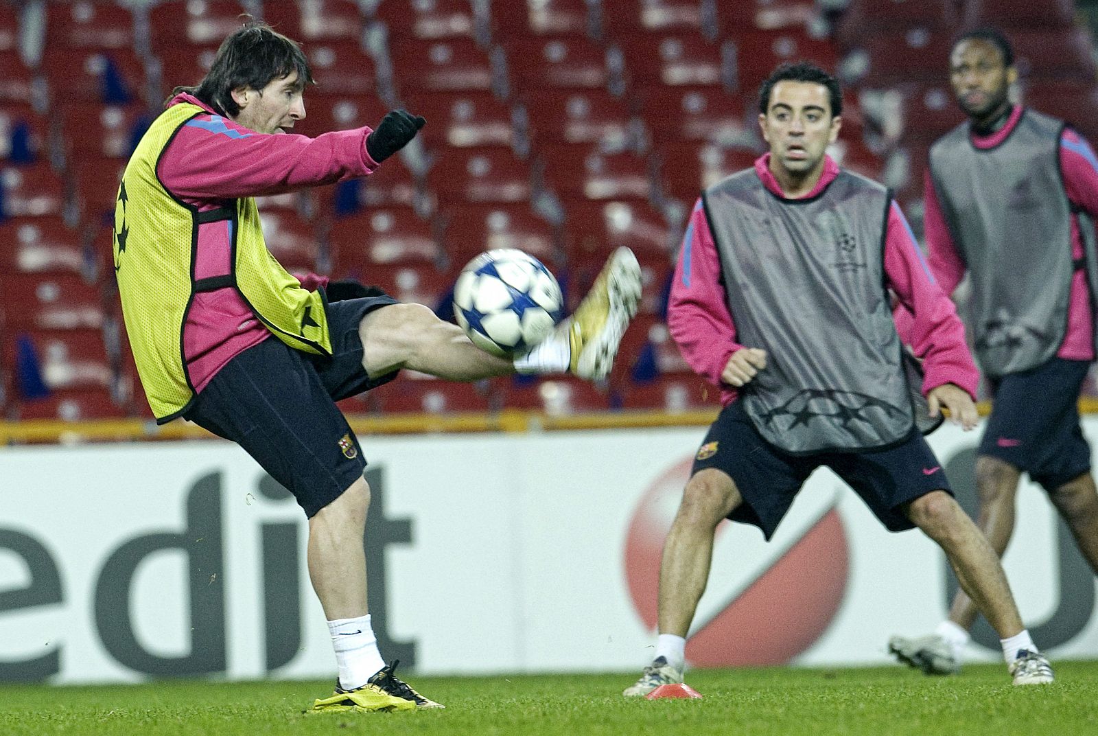 Xavi, en un entrenamiento del Barça junto a Leo Messi