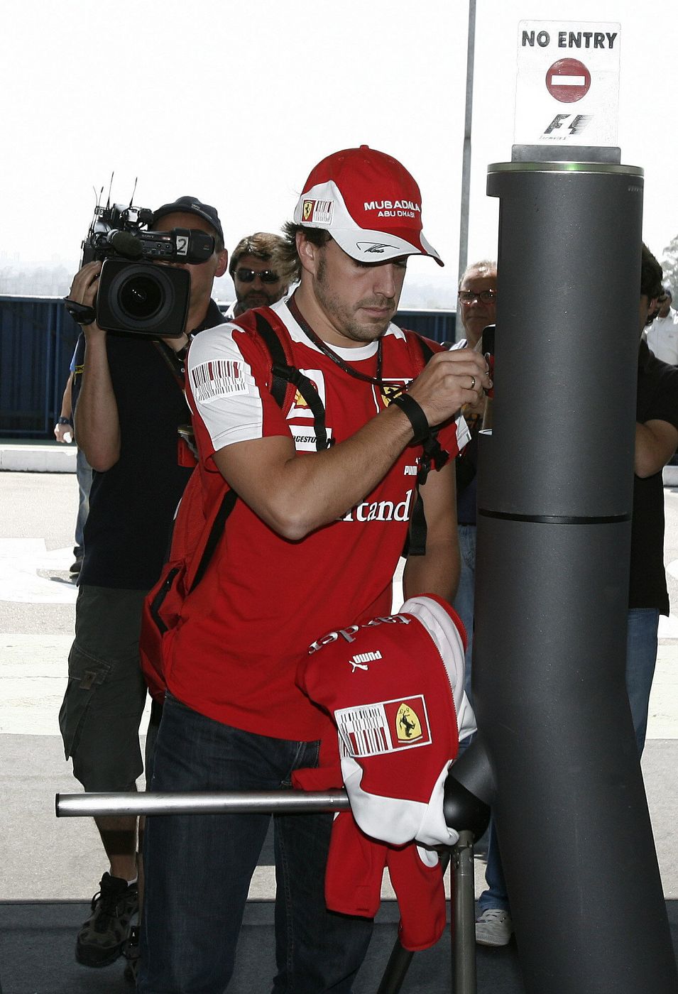 El piloto español Fernando Alonso llega al circuito de Interlagos, del que podría salir como campeón del mundo de Fórmula 1.