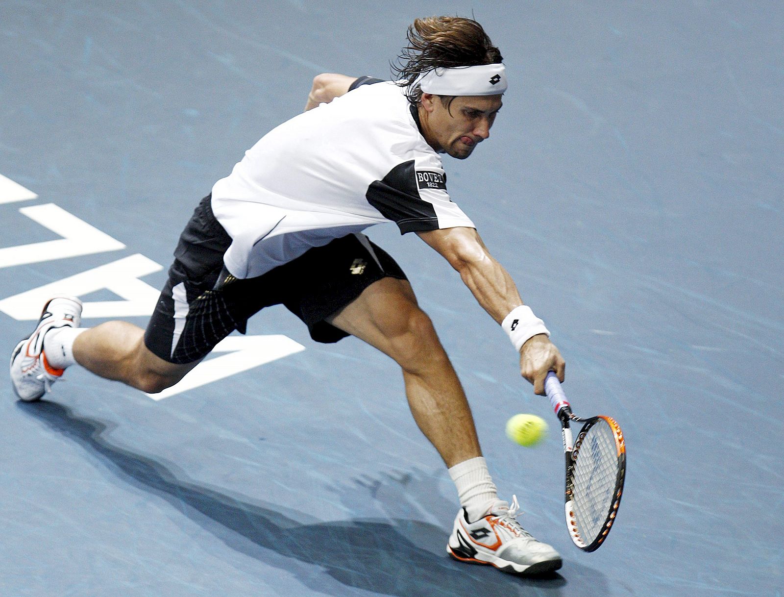 El tenista español David Ferrer intenta llegar a una bola en su partido ante el ruso Teymuraz Gabashvili