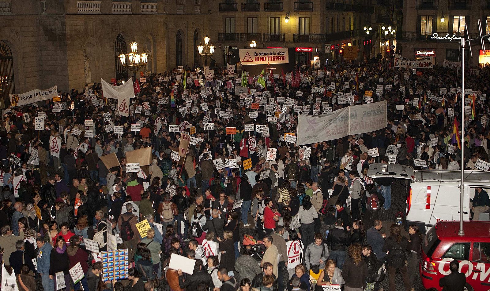 Algunos manifestantes portaban pancartas con el mensaje "Jo no t'espero" ("Yo no te espero").