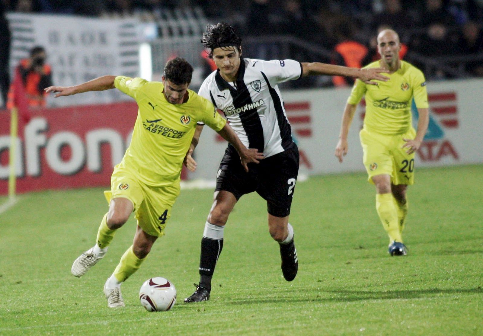 El jugador del Paok Vladimir Ivic lucha por el balón con Mateo Musacchio del Villarreal.