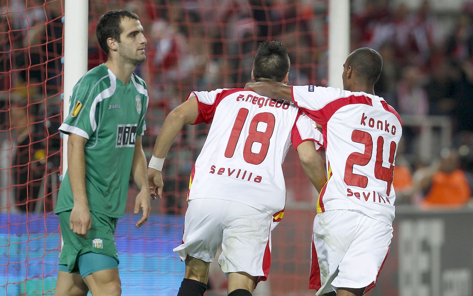 Álvaro Negredo y el francés Abdoulay Konko celebran el cuarto gol del equipo sevillista.