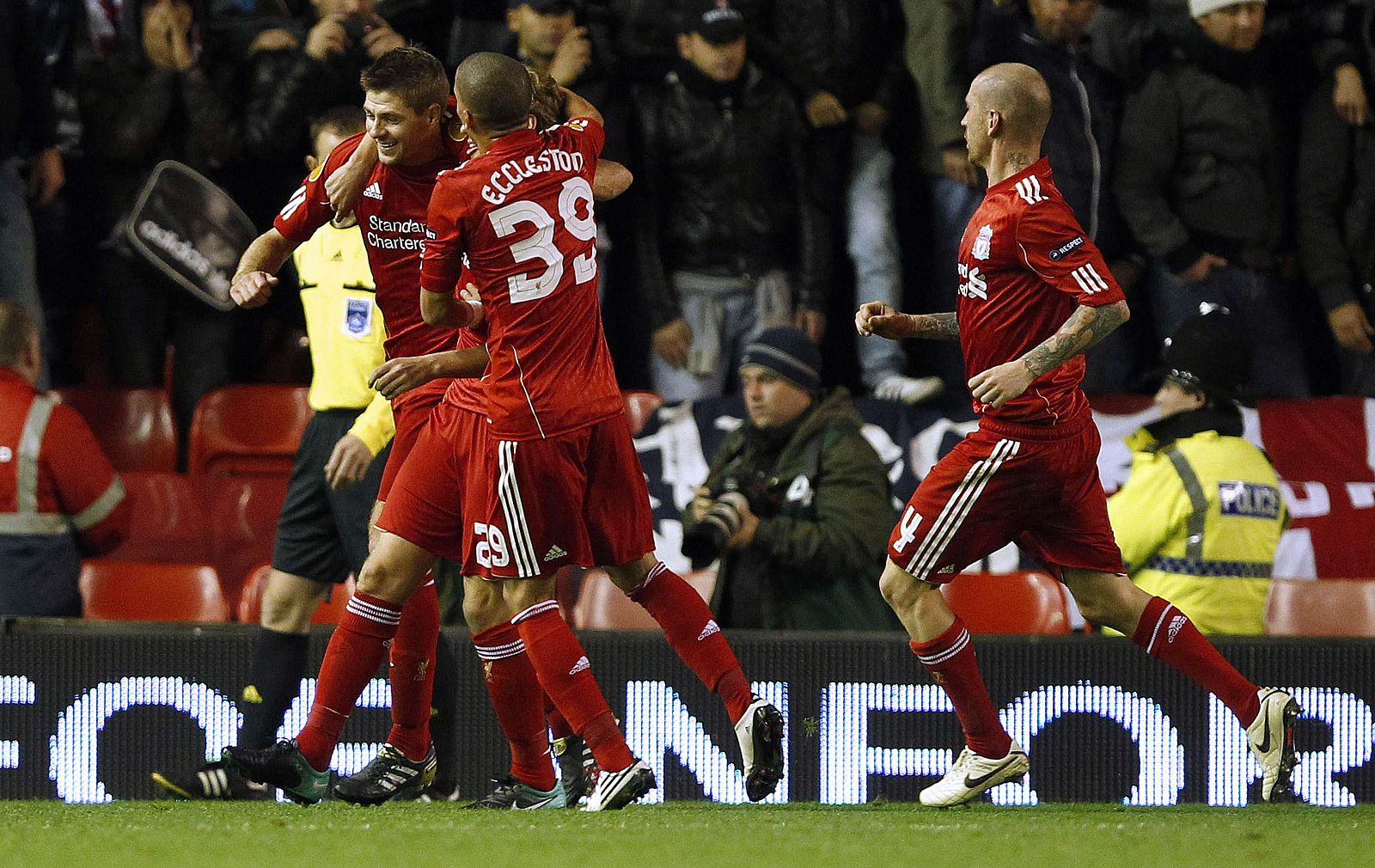 El jugador del Liverpool, Gerrard, celebra un gol en Anfield.