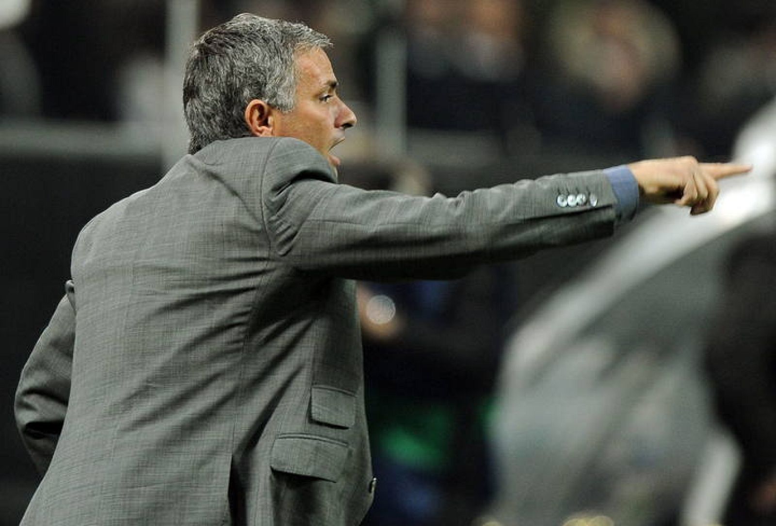 El entrenador del Real Madrid, el portugués José Mourinho, dirige a sus jugadores ante el Milán en Liga de Campeones a sus jugadores ante el Milán 