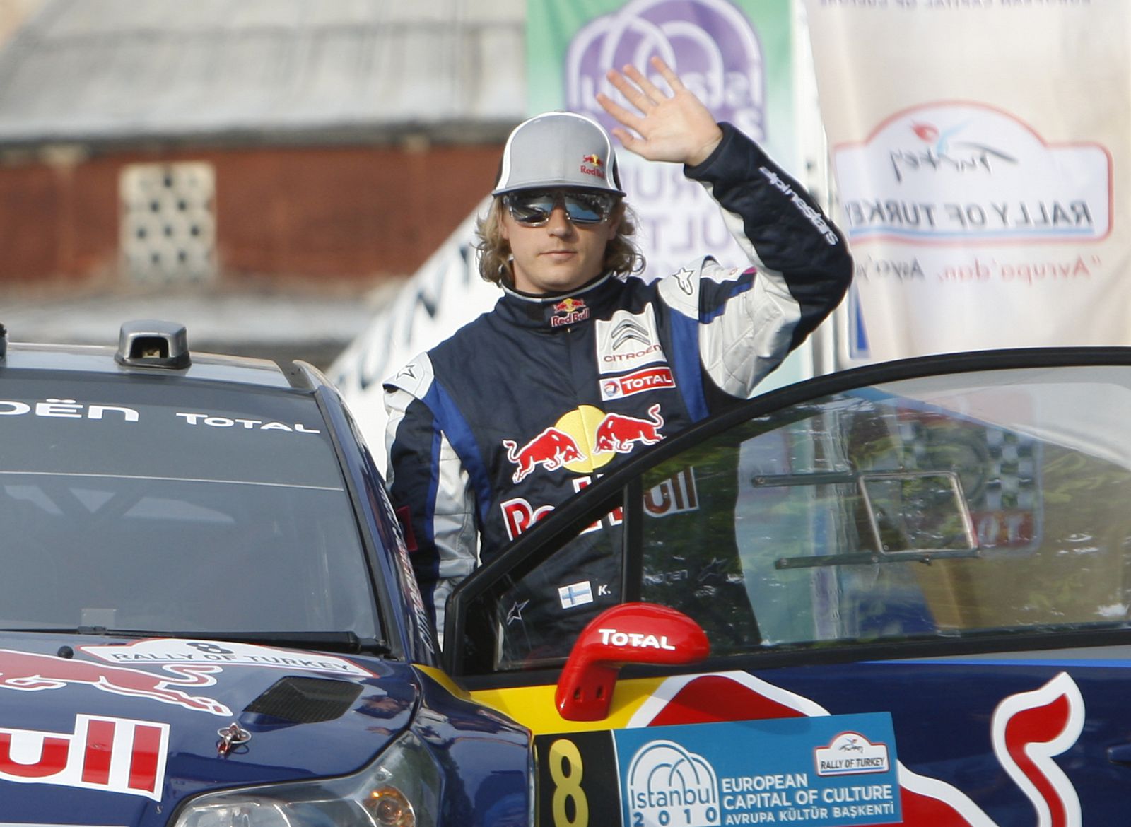 Kimi Raikkonen saluda a los espectadores del Rally de Turquía en una de las pruebas del Mundial.