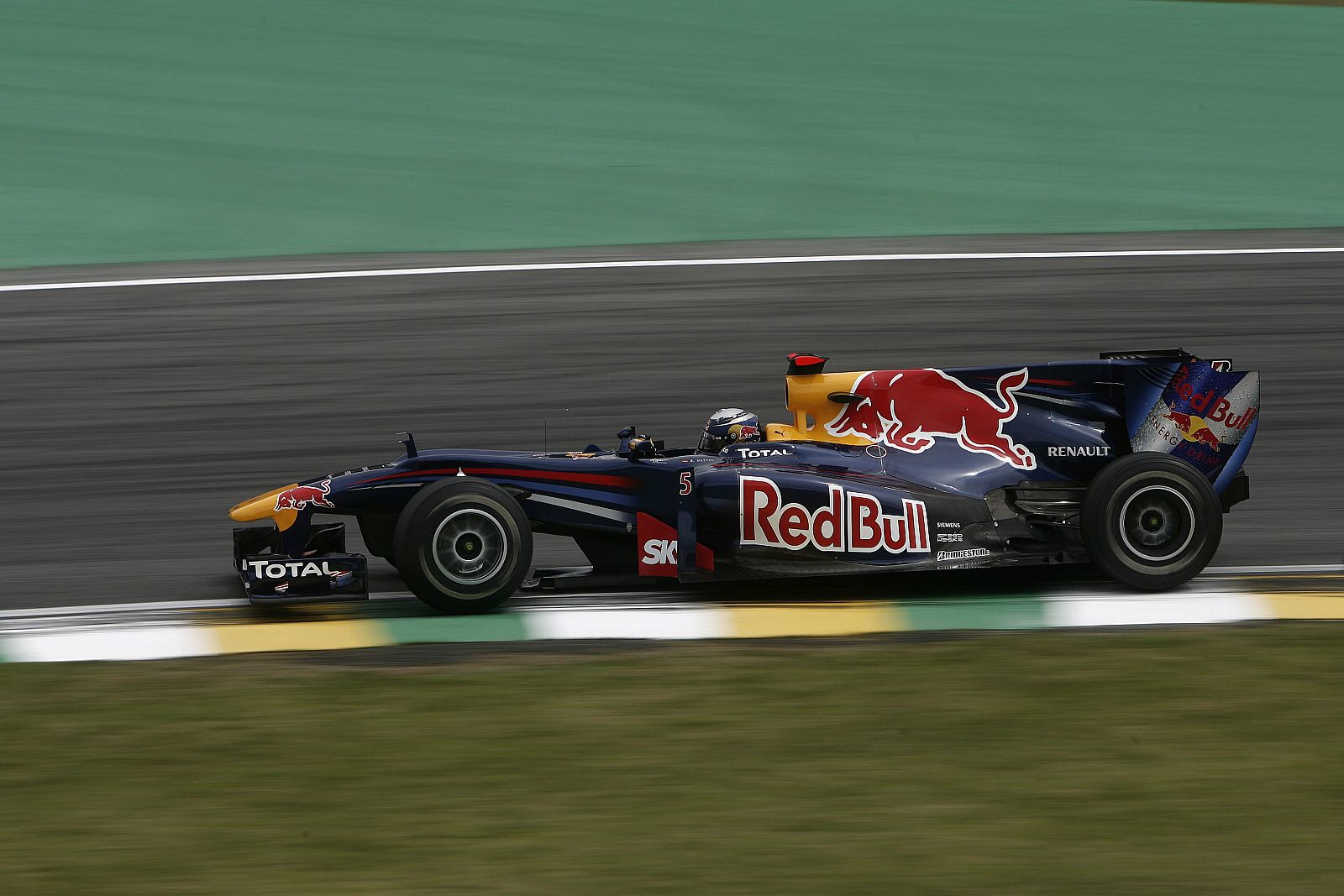 El piloto alemán Sebastian Vettel, de la escuderia de Red Bull, conduce su coche en el circuito de Interlagos de Sao Paulo (Brasil).