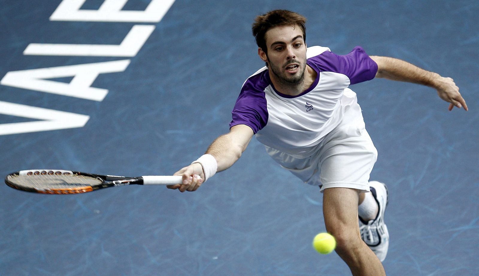 El tenista español Marcel Granollers golpea la bola durante el partido.