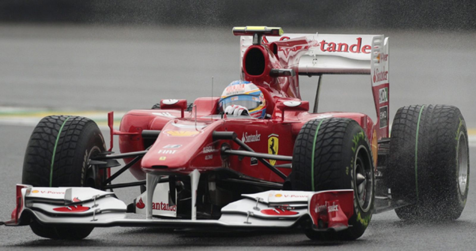 El piloto español Fernando Alonso, de la escudería Ferrari, conduce su monoplaza en el autódromo de Interlagos de Sao Paulo (Brasil).