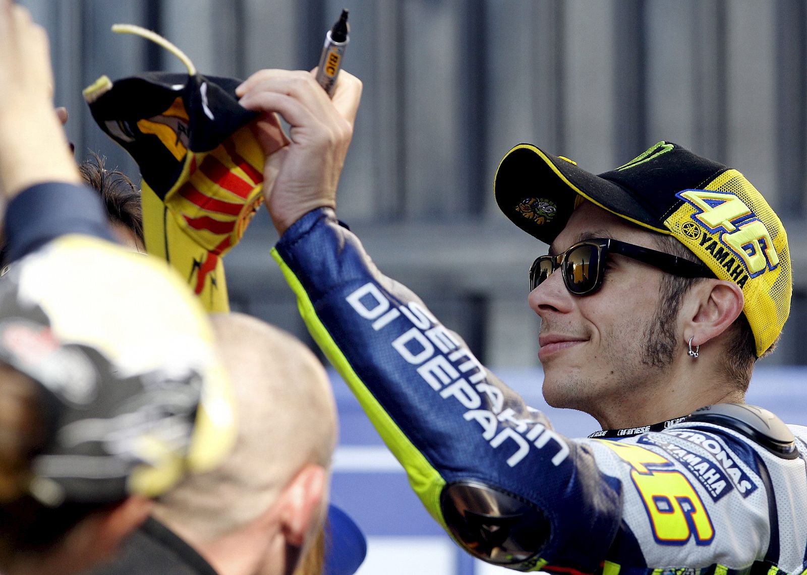 Valentino Rossi, firma autográfos en el circuito Ricardo Tormo.