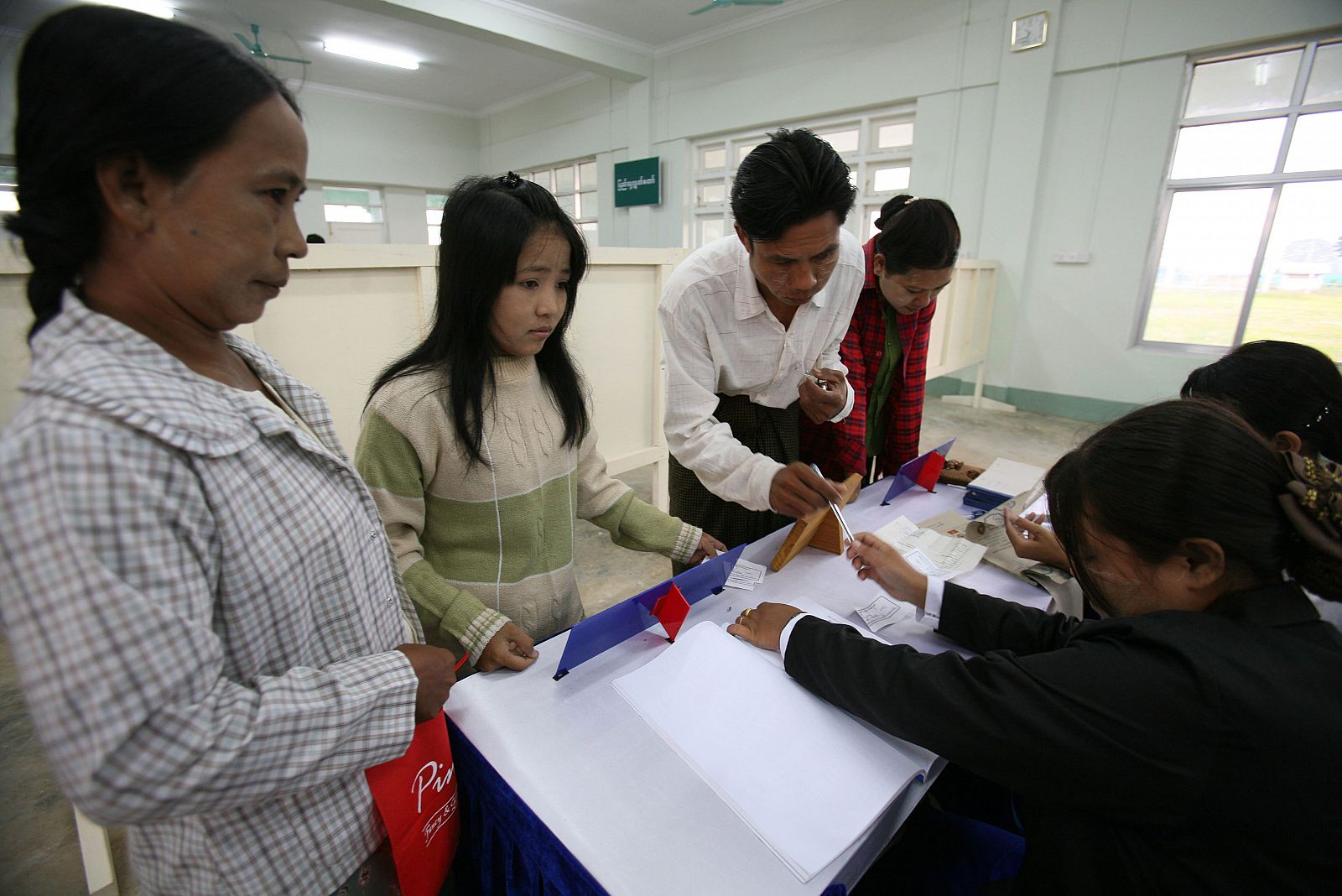 Abren los colegios electorales en Birmania
