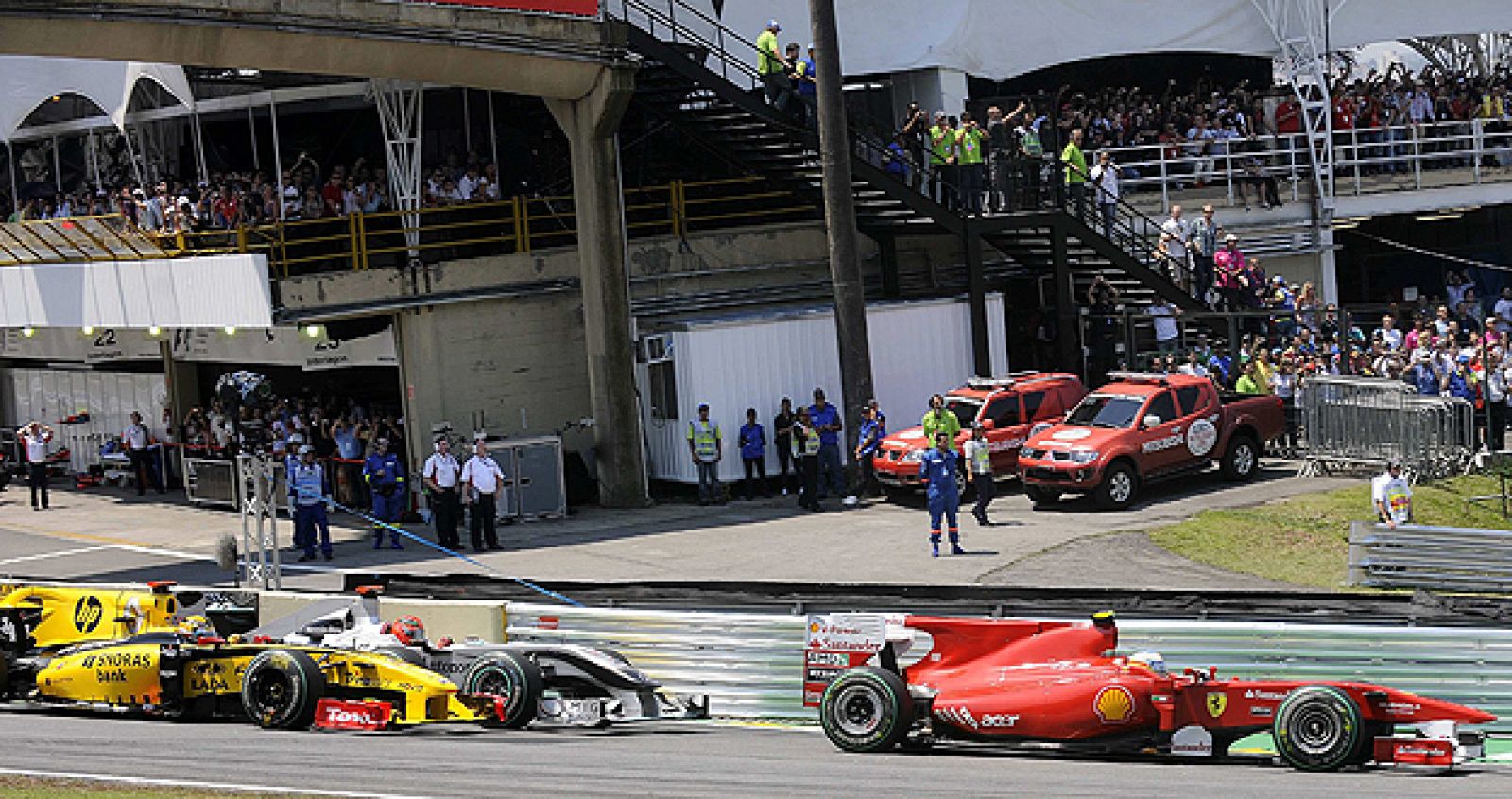 El piloto español Fernando Alonso, de la escudería Ferrari, supera a varios rivales durante el Gran Premio de Brasil de Fórmula Uno en el circuito de Interlagos.