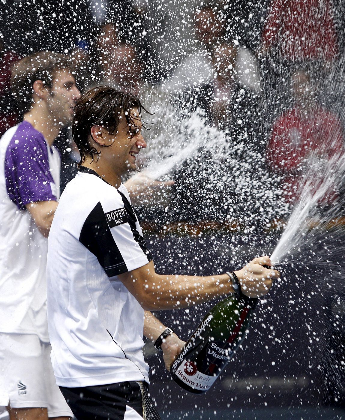 El tenista español David Ferrer celebra su victoria junto al segundo puesto del torneo, Marcel Granollers.