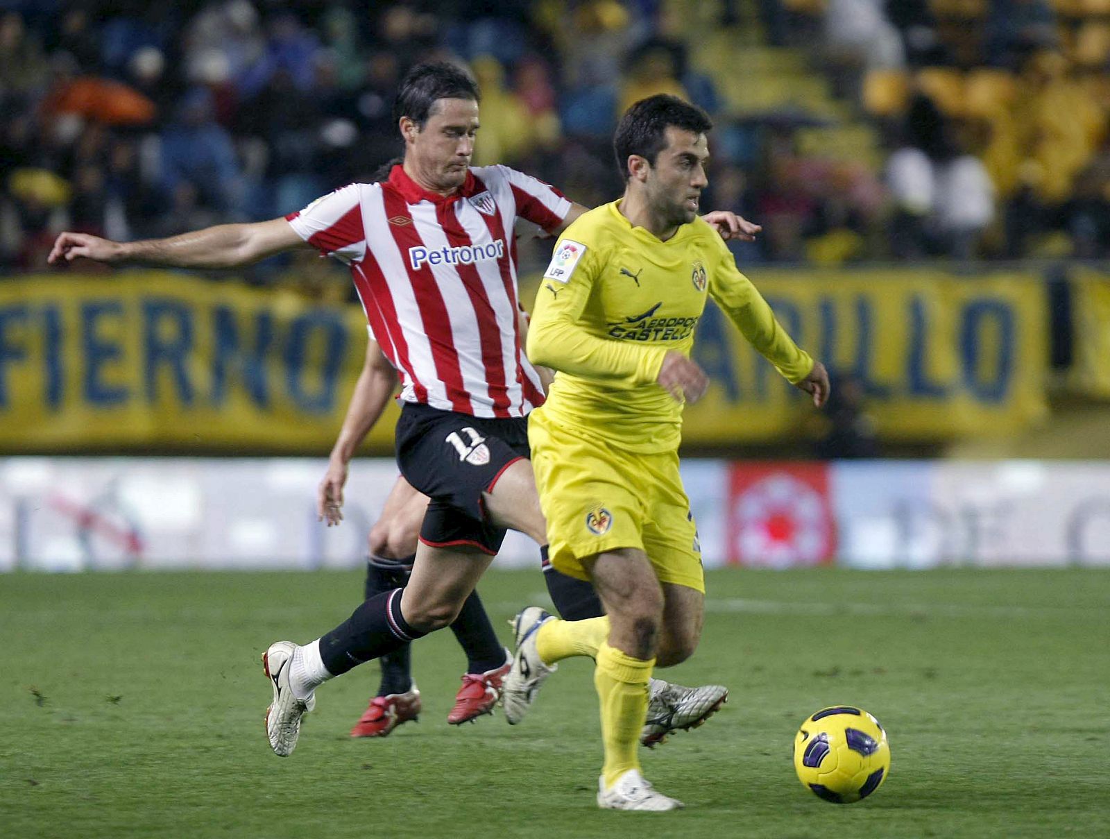 El delantero italiano del Villarreal Rossi escapa de Gabilondo, del Athletic de Bilbao.