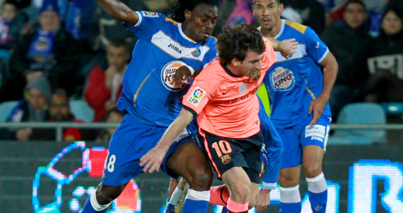 Lionel Messi pelea un balón con el centrocampista ghanés del Getafe, Derek Boateng, durante el partido de Liga entre el Barça y el Getafe.