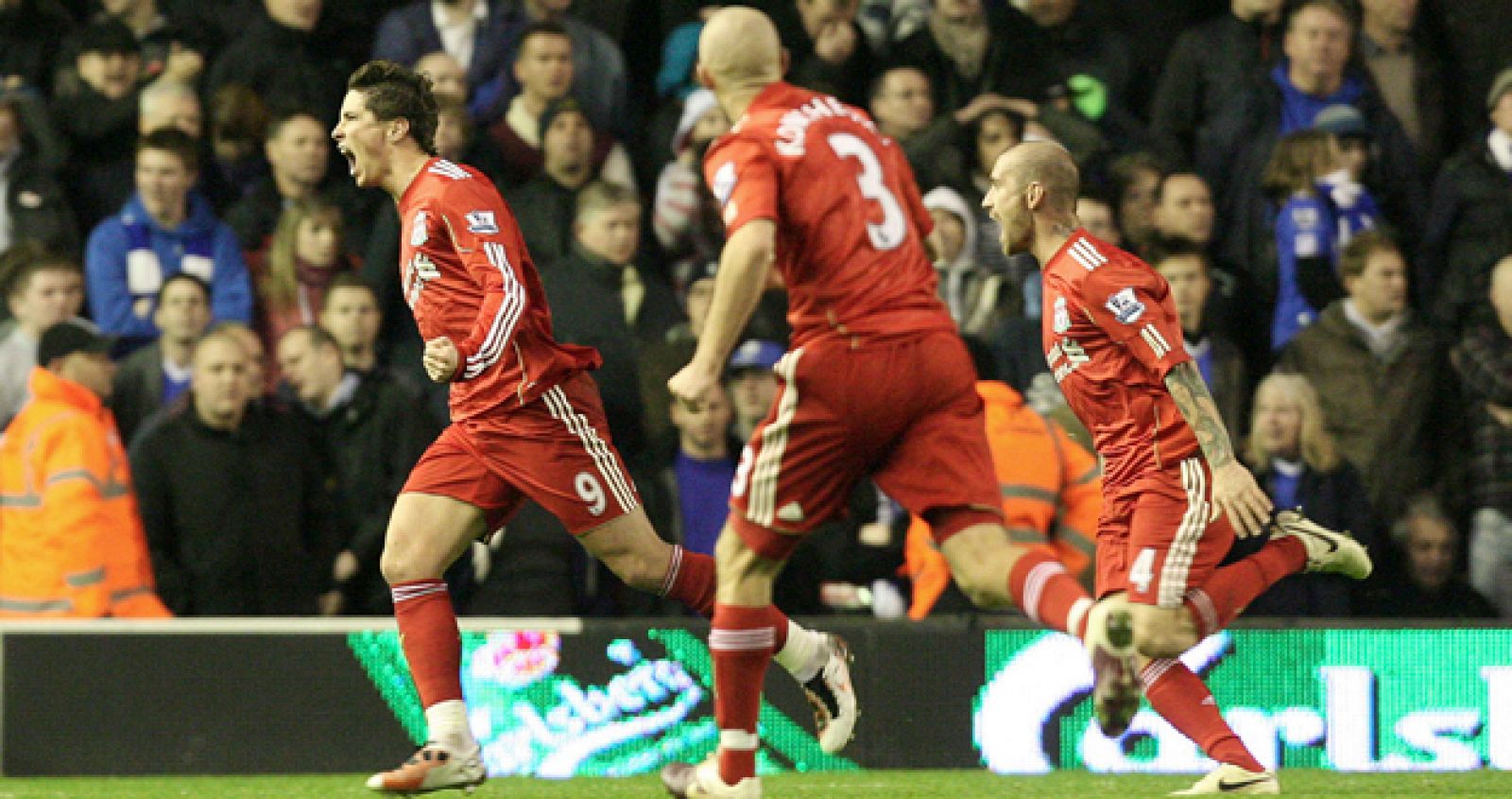 Fernando Torres celebra con sus compañeros el segundo gol ante el Chelsea.