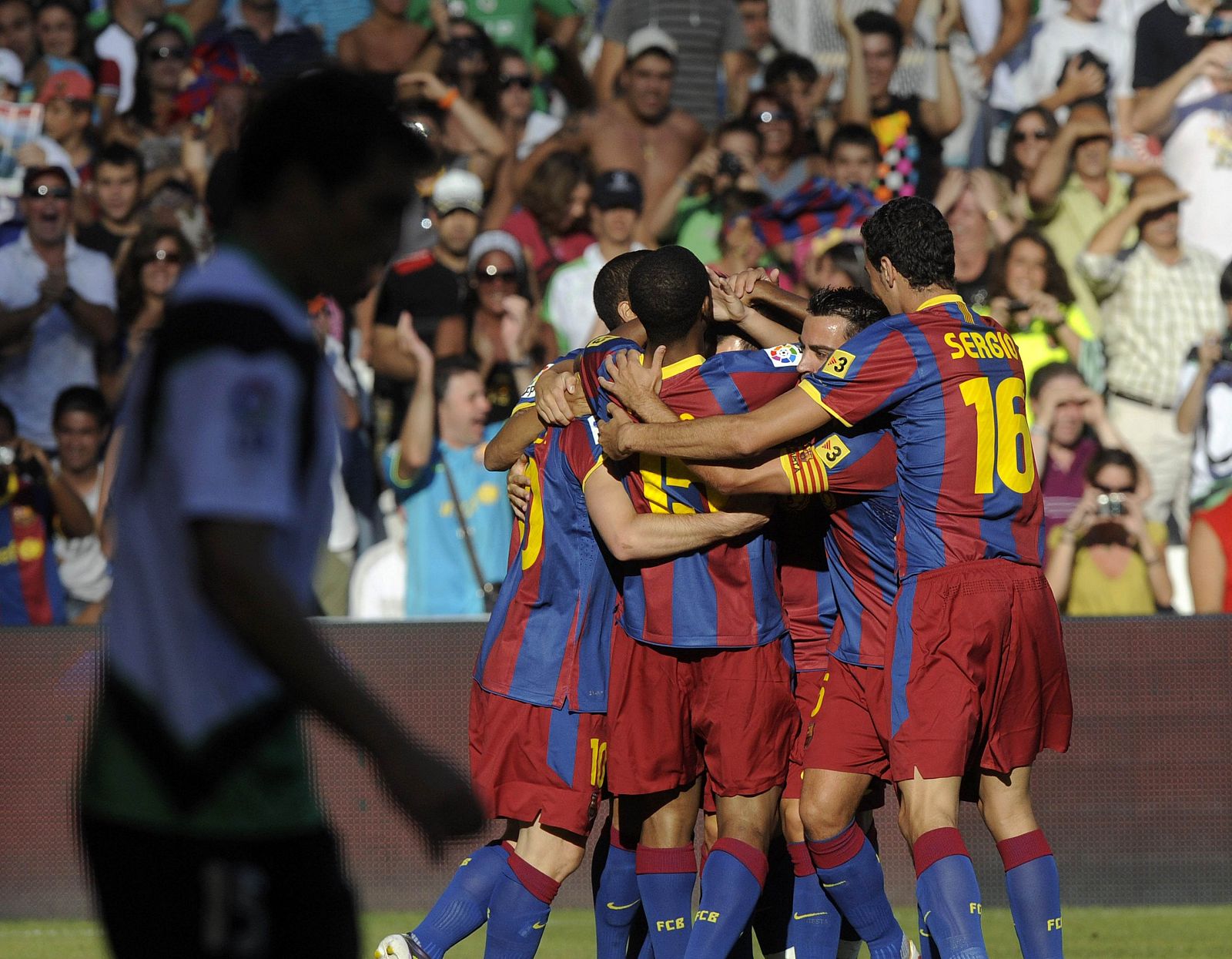 Los jugadores del Barcelona celebran un gol marcado esta temporada ante el Racing Santander.