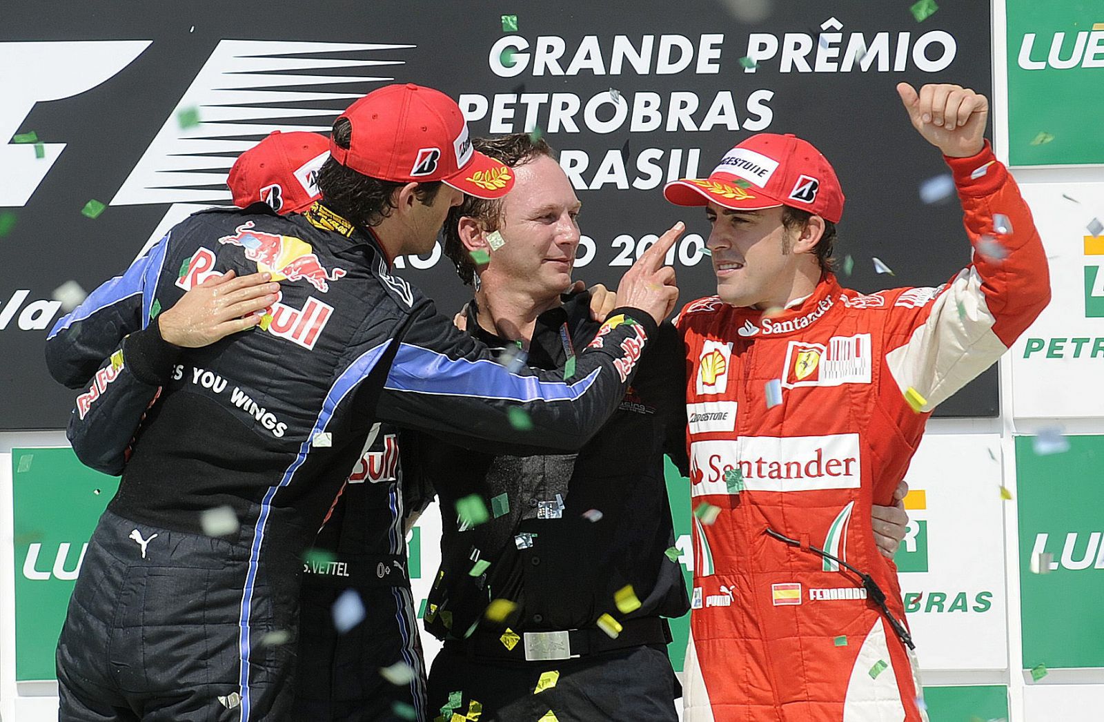 Fernando Alonso en el podio del Gran Premio de Brasil, penúltimo del campeonato 2010.