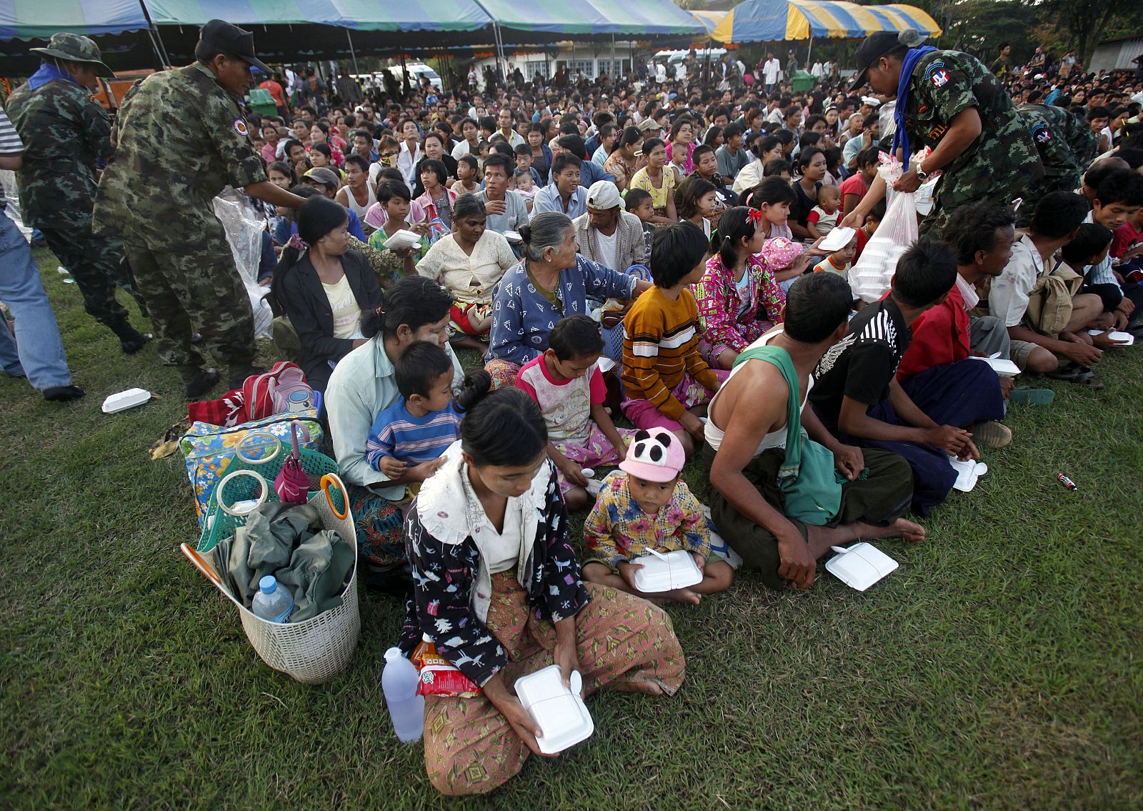 Los refugiados esperan a que los soldados les devuelvan a Birmania (Myanmar)