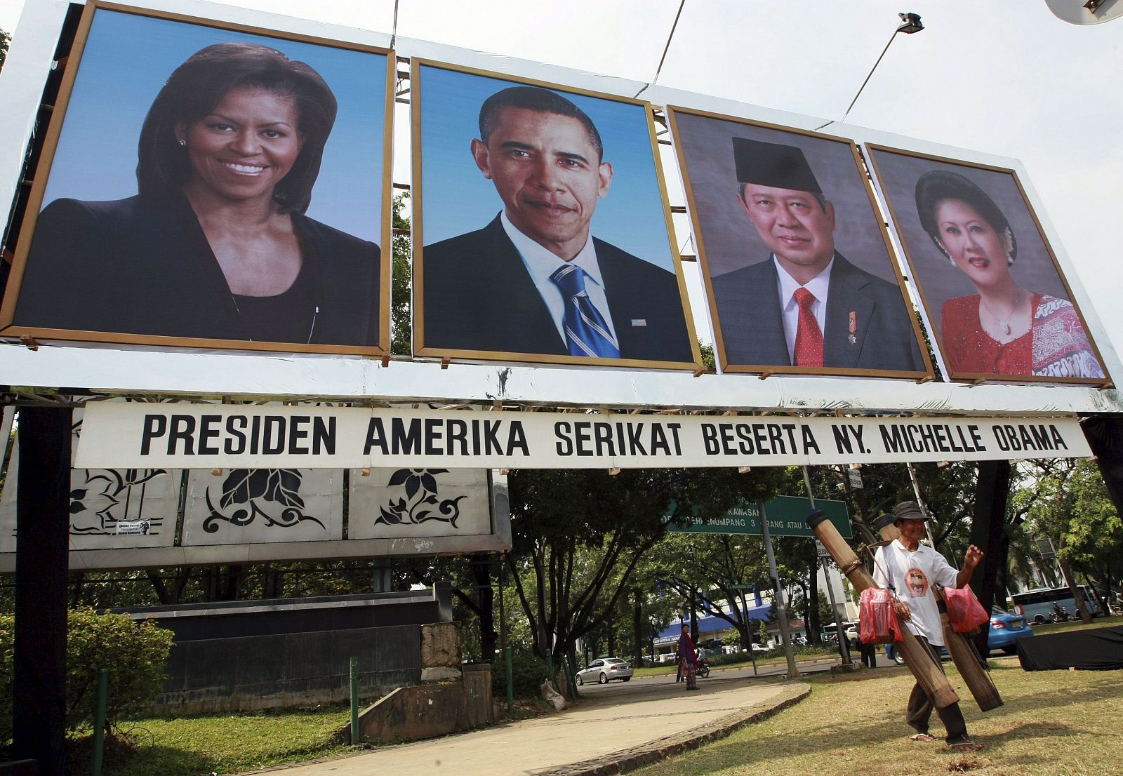 Cartel con el que han dado la bienvendia al matrimonio Obama en Yakarta