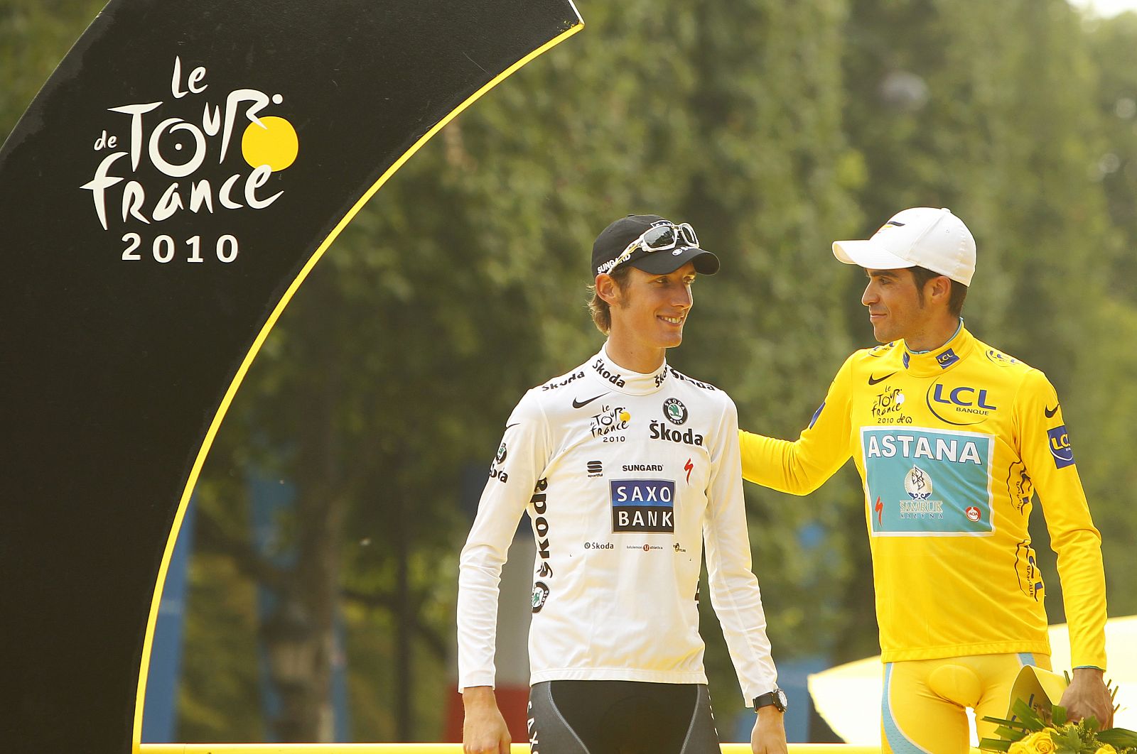 Andy Schleck felicita a Alberto Contador, ganador del Tour de Francia 2010, en el podio final de los Campos Elíseos el pasado 25 de julio de 2010.